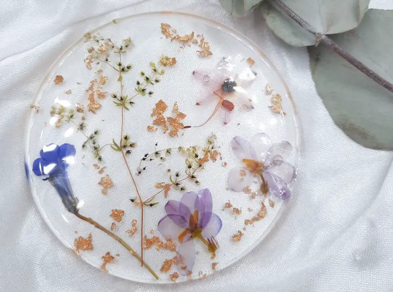 Flowers in resin with gold flakes