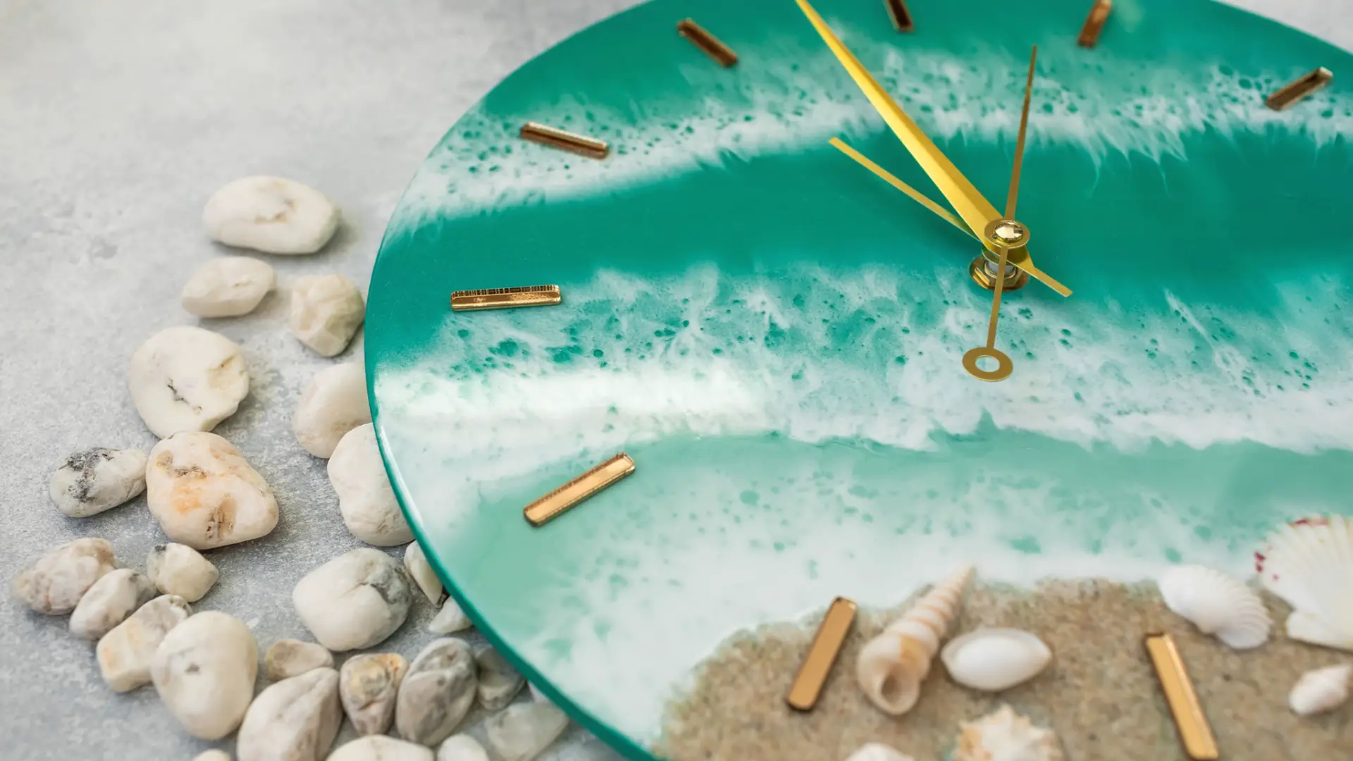 Resin waves clock green ocean color with beach and shells