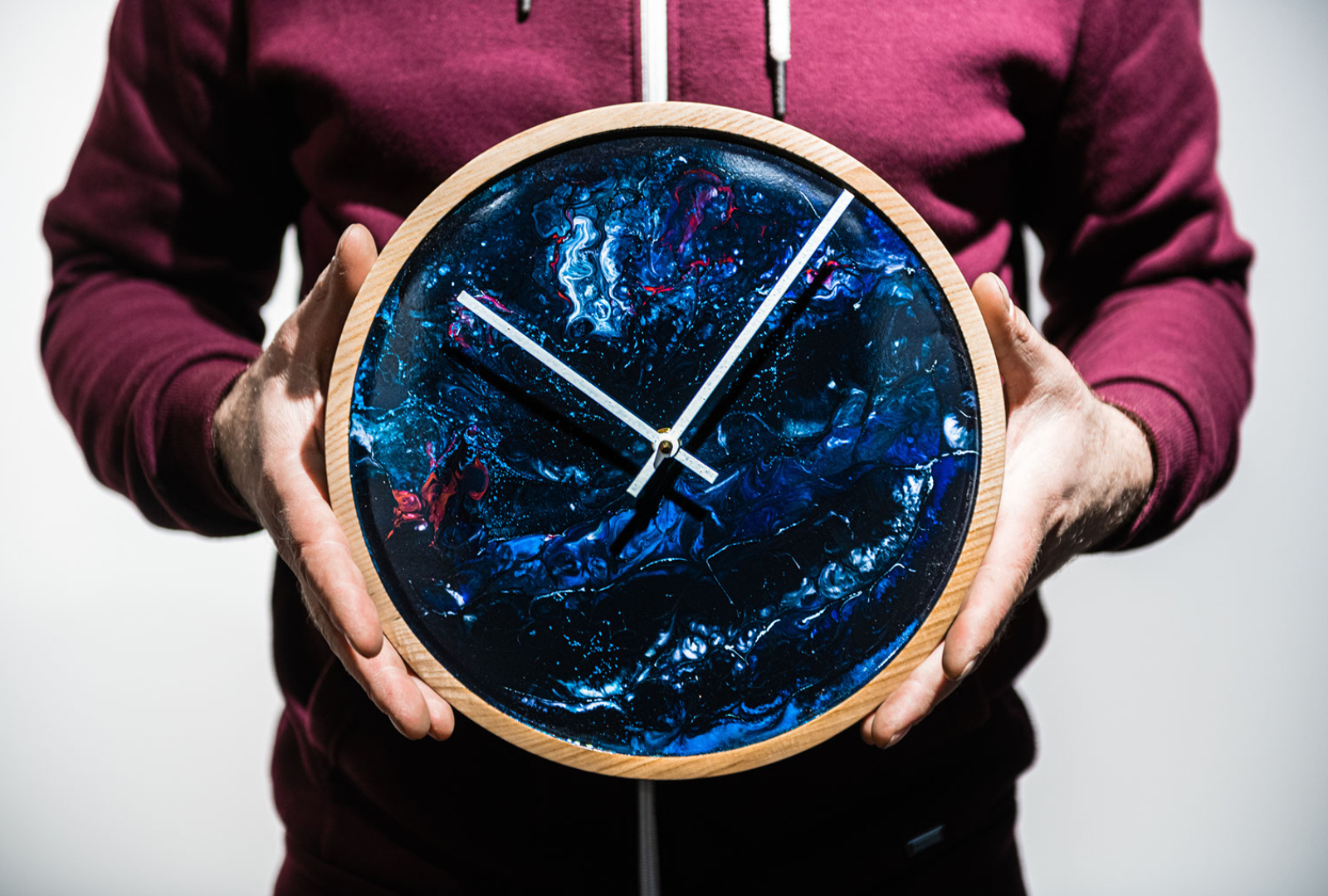 Strong dark blue resin clock with wooden border